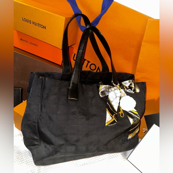Chanel Travel Line Black Logo embossed Tote Bag. Twilly/Scarf. Charm. Dust Bag - Picture 2 of 12